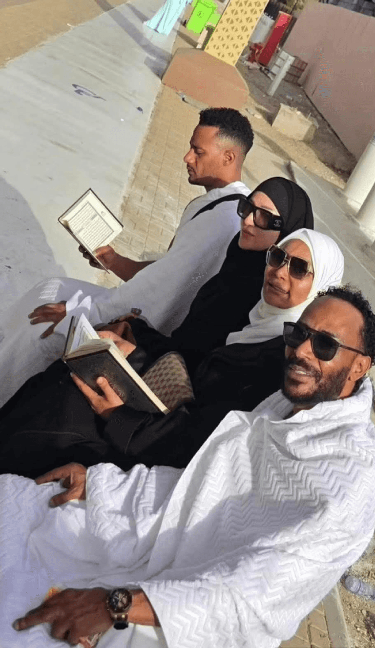 محمد رمضان يؤدي مناسك الحج مع عائلته (صور) 3 4 1
