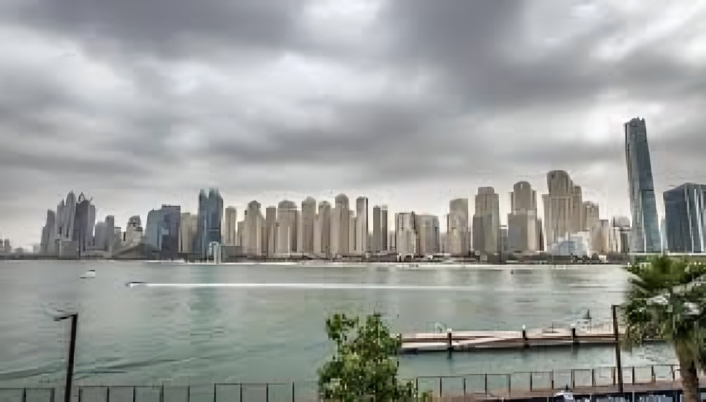طقس الإمارات اليوم.. رياح نشطة وفرص لتكوّن الضباب في المناطق الغربية 2 طقس الإمارات