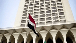 استعلام أمني يعرقل تسليم جواز السفر من القنصلية.. ما الحل للمصريين بالخارج؟ 2 الخدمات القنصلية للمصريين - أرشيف