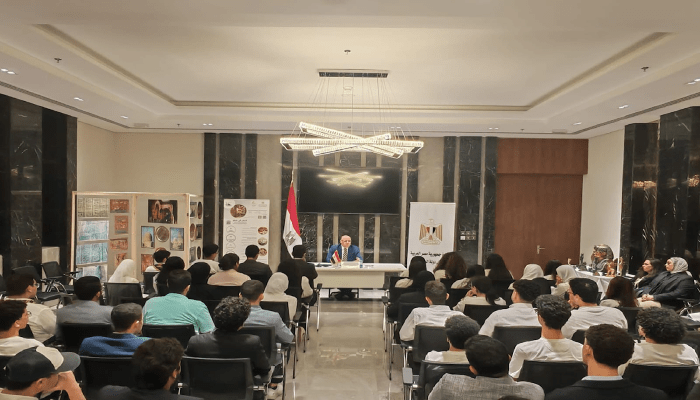 استعدادا لامتحانات الثانوية 2026 في الكويت.. تفاصيل لقاء السفير مع الطلاب المصريين 2 لقاء السفير المصري مع الطلاب مع اقتراب امتحانات الثانوية 2026 في الكويت
