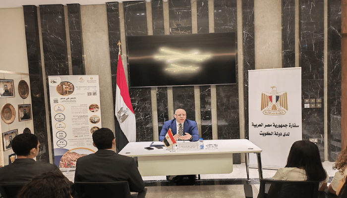 استعدادا لامتحانات الثانوية 2026 في الكويت.. تفاصيل لقاء السفير مع الطلاب المصريين 1 لقاء السفير المصري مع الطلاب مع اقتراب امتحانات الثانوية 2026 في الكويت