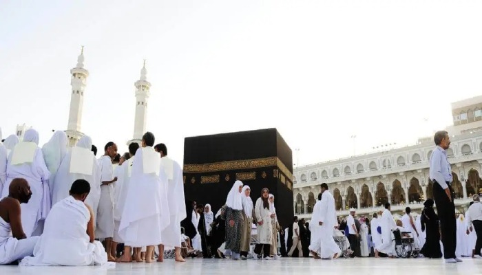 الحج مع الزوجة أم بمفردك؟