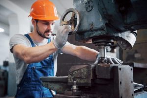 معادلة الشهادات الهندسية في الإمارات.. الإجراءات المطلوبة لتغيير المهنة بالإقامة 2 مهندس ميكانيكا - تعبيرية