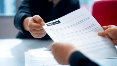 عقد عمل في الإمارات - أرشيفية