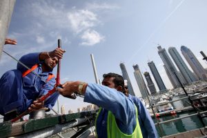فرص عمل الصنايعية المصريين في الخليج.. رواتب السباك والكهربائي والنجار في 2026 3 عمال مصريون في الخليج - أرشيفية