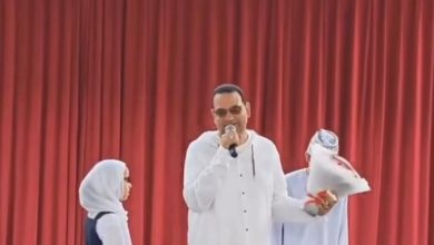 بين الغربة والامتنان.. تكريم معلم مصري في عُمان يتحول إلى لحظة عائلية مؤثرة 8 مع 1