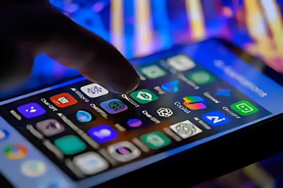 تأثير التطبيقات الذكية على حياة الأسر المصرية في الخليج