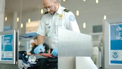 هل يتم تفتيش المسافرين القادمين إلى مطار القاهرة عند الوصول بحقائب كثيرة؟ 7 تفتيش الحقائب في مطار القاهرة