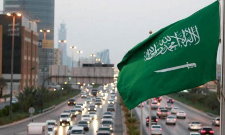 عقد عمل في السعودية براتب 3500 ريال لمؤهل علوم.. هل تغيير المهنة إلى عامل يسبب مشكلات مستقبلية؟ 1 126