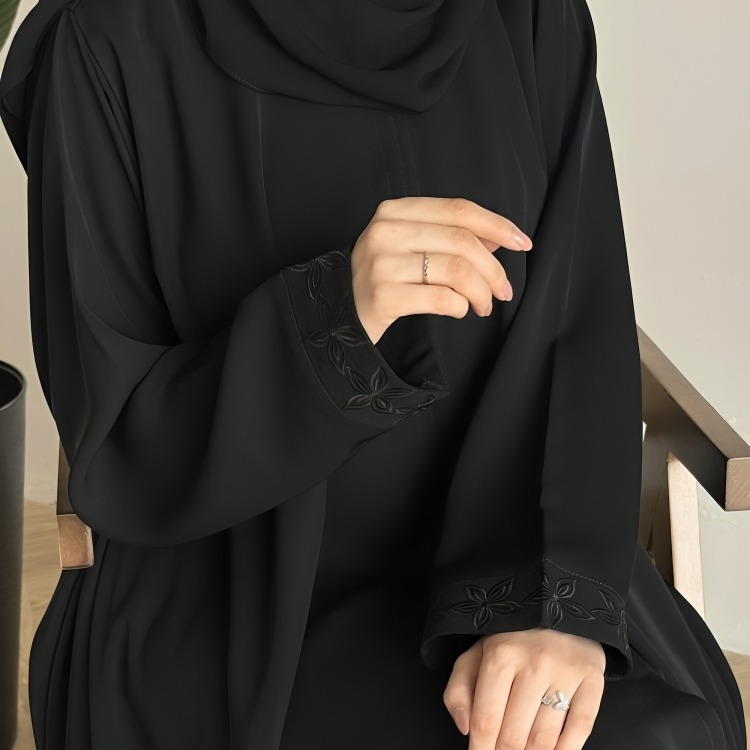 عبايات سوداء بتصاميم عصرية