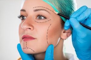 8 قواعد لحمل مستحضرات التجميل في حقيبة الطائرة خلال 2026.. ما المسموح وما الممنوع؟ 2 مستحضرات التجميل في حقيبة الطائرة