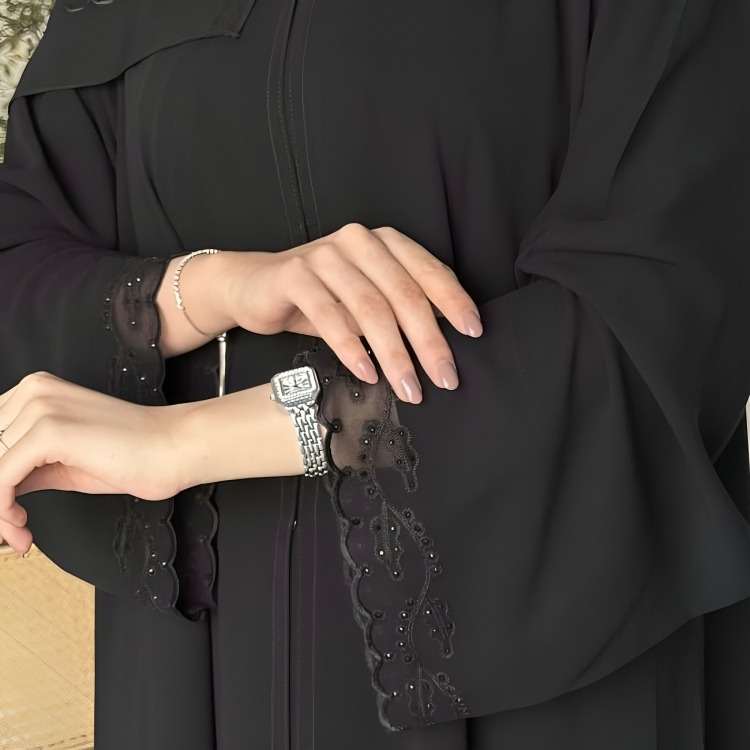 عبايات سوداء بتصاميم عصرية