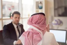 قبل التوقيع.. هل يستحق عقد عمل في السعودية براتب 2500 ريال مع السكن والإقامة؟ 2 أهم بنود عقد العمل في السعودية