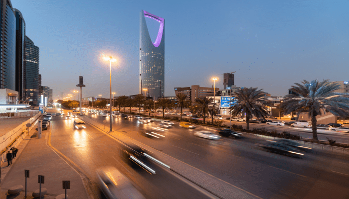 الفرق بين الإقامة المميزة وإقامة العمل في السعودية.. الشروط والحقوق والرسوم 1 الفرق بين الإقامة المميزة في السعودية وبين إقامة العمل