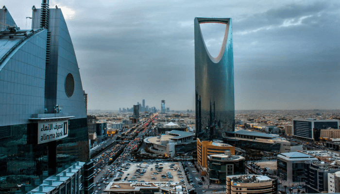 الفرق بين الإقامة المميزة وإقامة العمل في السعودية.. الشروط والحقوق والرسوم 3 الفرق بين الإقامة المميزة في السعودية وبين إقامة العمل