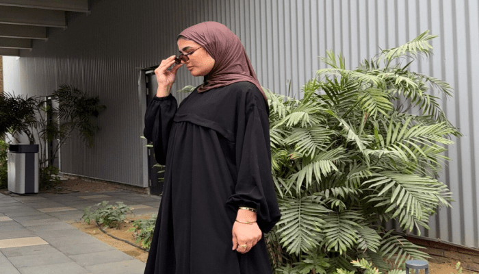 أقمشة العبايات الصيفية في الخليج.. خامات خفيفة تناسب الحرارة 1 أقمشة العبايات الصيفية في الخليج