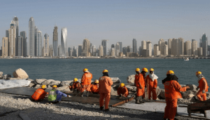 صيف 2026 يبدأ بإجراءات حماية العمال في الخليج.. حقوق المصريين في السعودية والإمارات والكويت والبحرين 2 حظر العمل وقت الظهيرة في الخليج