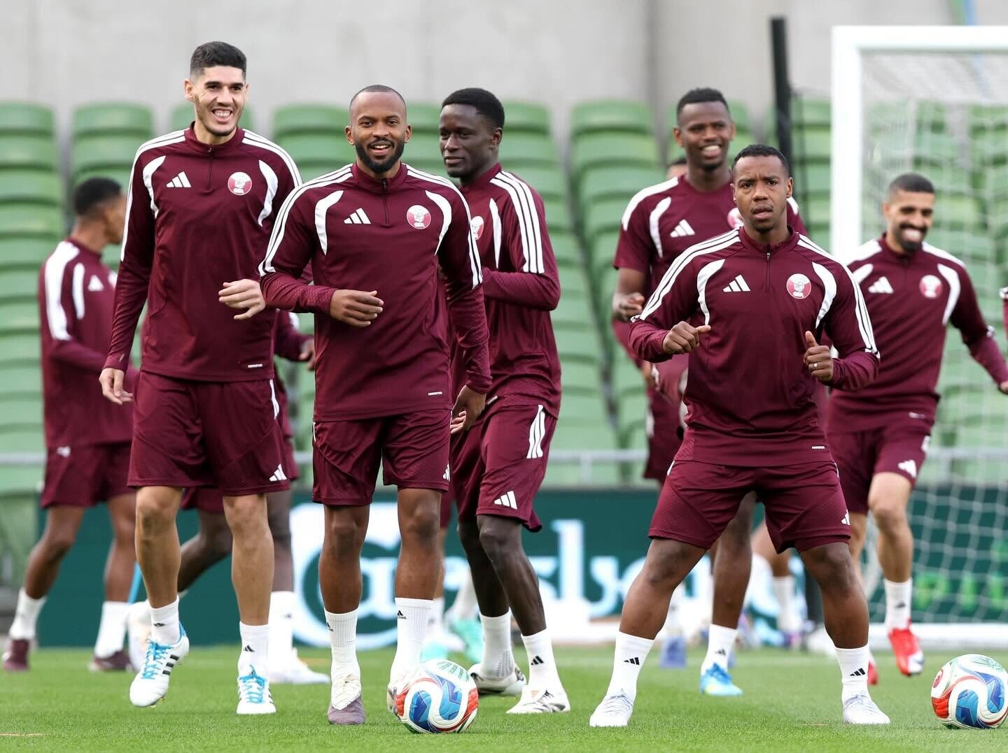 مشاهدة مباراة قطر واليمن بث مباشر اليوم.. الموعد والقنوات الناقلة 3 لاعبو منتخب قطر - أرشيفية