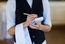وظيفة في مطعم بالسعودية براتب 1500 ريال مع السكن.. هل تستحق السفر؟ 8 عامل في مطعم - تعبيرية