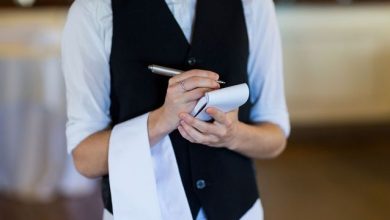 وظيفة في مطعم بالسعودية براتب 1500 ريال مع السكن.. هل تستحق السفر؟ 7 عامل في مطعم - تعبيرية