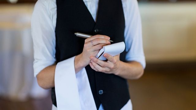 وظيفة في مطعم بالسعودية براتب 1500 ريال مع السكن.. هل تستحق السفر؟ 1 عامل في مطعم - تعبيرية