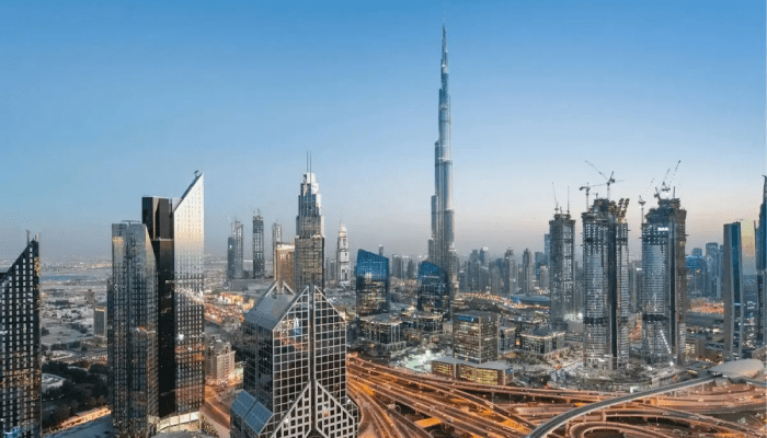 هل يحتاج المقيم في الإمارات إلى مستندات إضافية غير جواز السفر وتذكرة الطيران؟