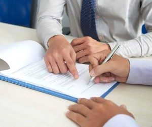 تجديد الإقامة ورخص العمل في دول الخليج