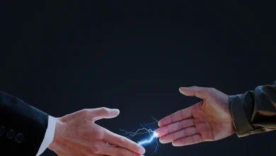 صعق كهربائي خفيف عند لمس المعادن في السعودية؟ الأسباب وطرق الوقاية 5 التعرض لصدمة كهربائية عند التلامس - تعبيرية