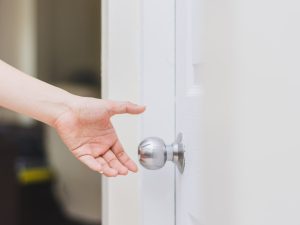 صعق كهربائي خفيف عند لمس المعادن في السعودية؟ الأسباب وطرق الوقاية 2 التعرض لصعق كهربائي عند لمس الأبواب