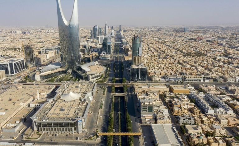 هل يكفي راتب 3800 ريال في الرياض شامل السكن والمواصلات لشاب أعزب؟ 1 الرياض - أرشيف