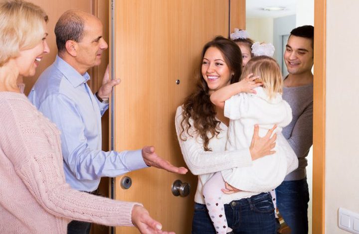 زيارة عائلية أم تأشيرة سياحية؟ أيهما أفضل وأسرع لزيارة الزوج في السعودية؟ 1 الزيارة العائلية إلى السعودية
