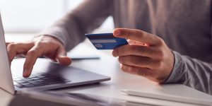 رواتب المصريين في الإمارات تحت رقابة جديدة.. ماذا يحدث إذا تأخرت الشركة عن السداد؟ 2 حماية الأجور في الإمارات