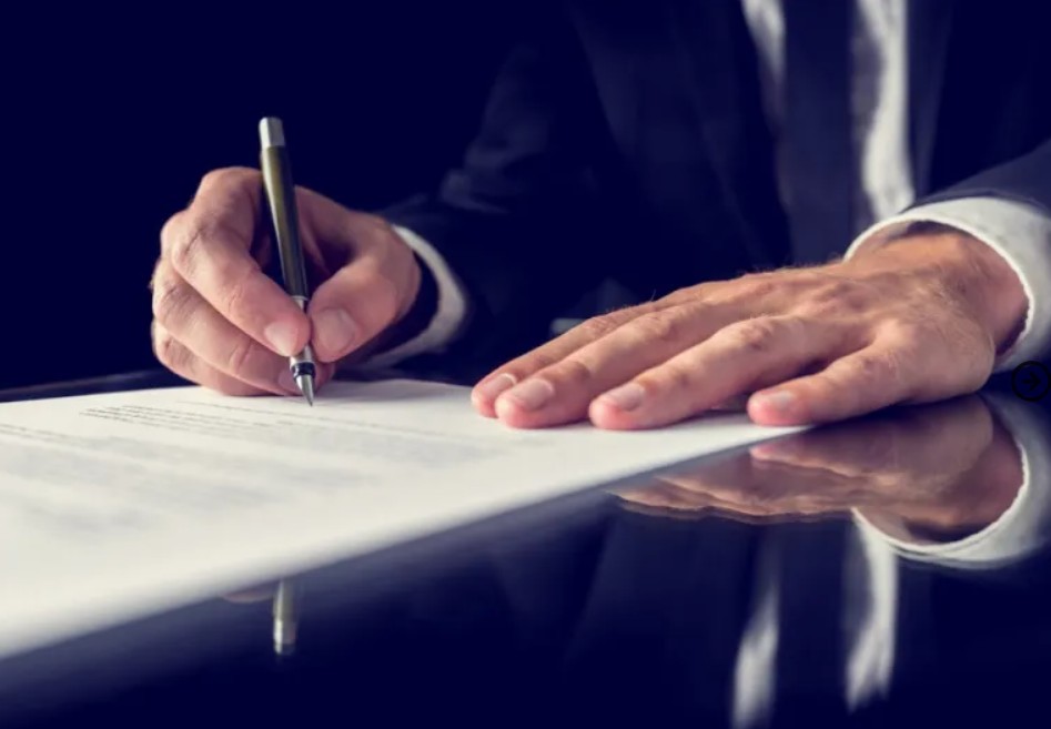تعديل الراتب في عقد العمل بالإمارات لإصدار إقامة الزوجة.. الشروط والأوراق المطلوبة 2 عقد 1