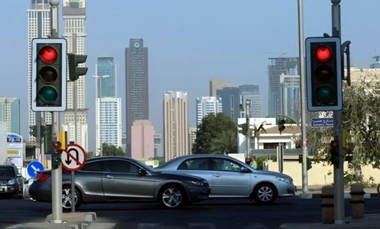 غرامة قطع الإشارة الحمراء في الإمارات