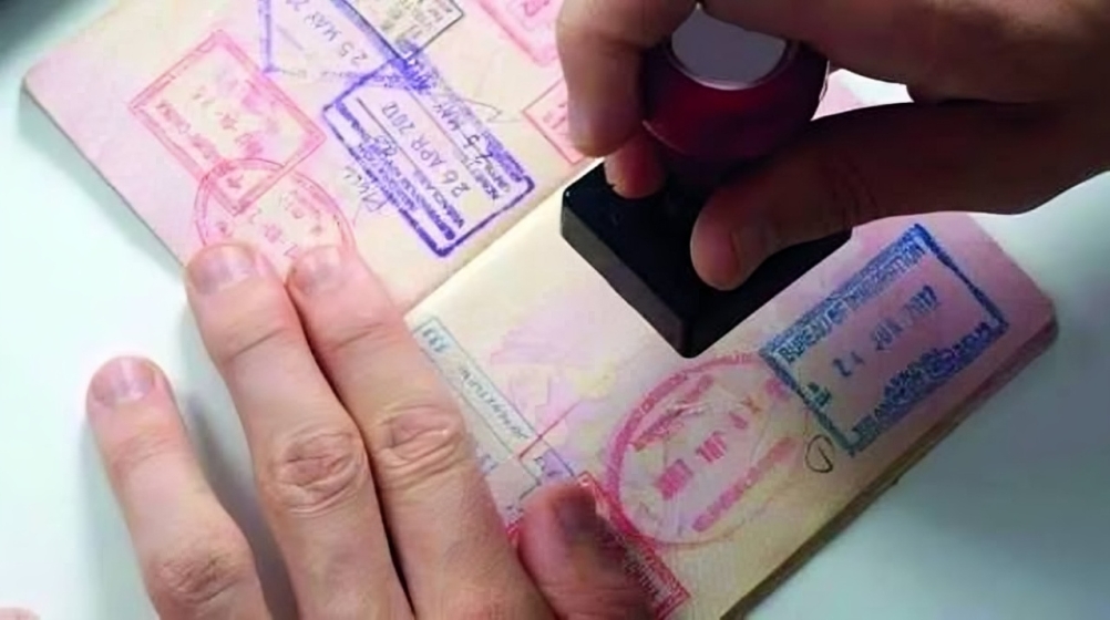 ماذا يحدث للإقامة إذا بقي المقيم خارج الإمارات أكثر من 6 أشهر؟.. الشروط والاستثناءات وخطوات العودة في 2026 2 الإقامة خارج الإمارات أكثر من 6 أشهر