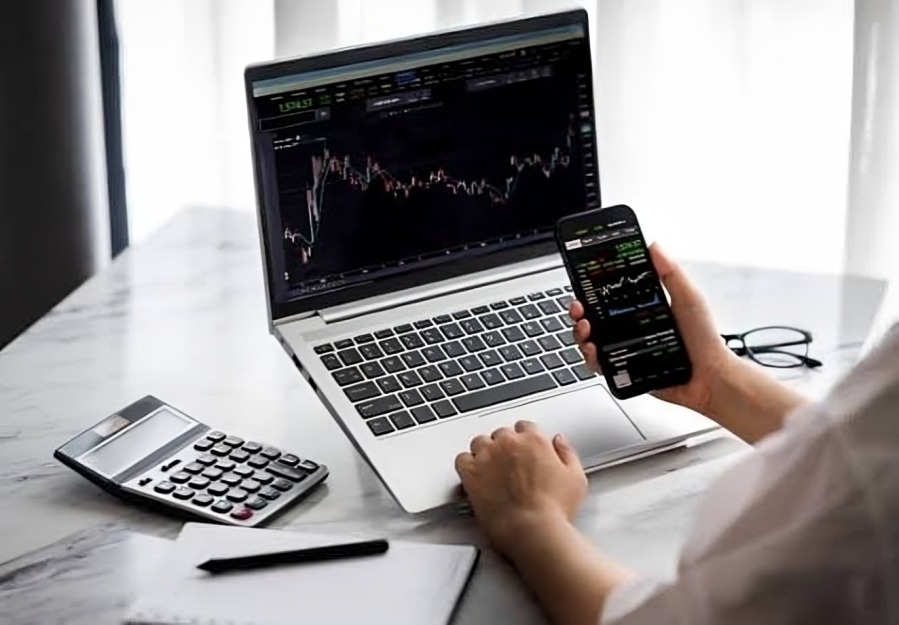 العمل في السعودية أم الاستمرار أونلاين؟.. مقارنة تساعدك على اتخاذ القرار 2 العمل في السعودية أم العمل أونلاين