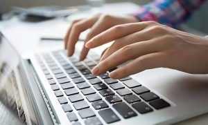 7 متطلبات لإصدار إقامة العمل في الإمارات لحملة المؤهلات العليا.. دليلك قبل التقديم 2 العمل في الإمارات