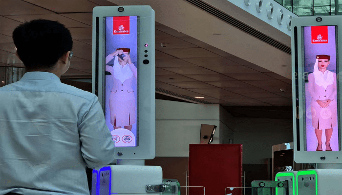 بصمة العين في مطار الإمارات