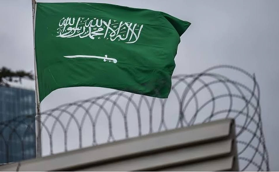 العمل لدى غير صاحب العمل في السعودية.. 5 عقوبات ومخاطر تنتظر المخالفين 2 تأشيرات العمل والإقامة في السعودية 2026