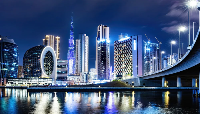 هل يمكن العودة إلى الإمارات بعد دفع المخالفات والخروج بتصريح مغادرة؟