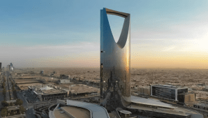 7 أسئلة قبل السفر إلى السعودية.. هل تبدأ محاسبًا مبتدئًا أم تبقى في مصر بصنعة ودخل أعلى؟ 4 السفر إلى الرياض في السعودية - أرشيف