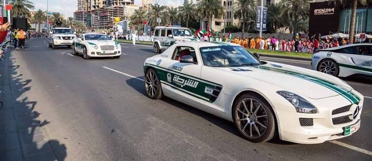 سرقة الملابس في السكن المشترك في الإمارات