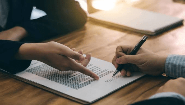 العلاقة بين معادلة الشهادة وتصريح العمل والإقامة في الإمارات