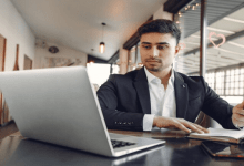 هل يستطيع عامل حصل على خروج نهائي بعد قدومه بفيزا حرة نقل الكفالة في السعودية؟.. إليك الإجابة النظامية 3 الخروج النهائي بعد رفض نقل الكفالة في السعودية