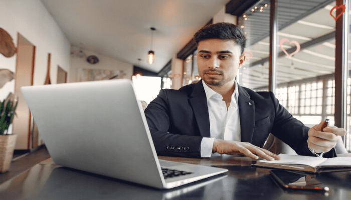الخروج النهائي بعد رفض نقل الكفالة في السعودية.. ما الحلول المتاحة للعامل؟ 2 الخروج النهائي بعد رفض نقل الكفالة في السعودية