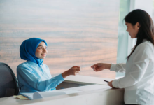 هل الحجاب إلزامي لموظفات الفنادق في السعودية؟.. ما الذي تنص عليه لوائح العمل؟ 4 الحجاب لموظفات الفنادق في السعودية 2026
