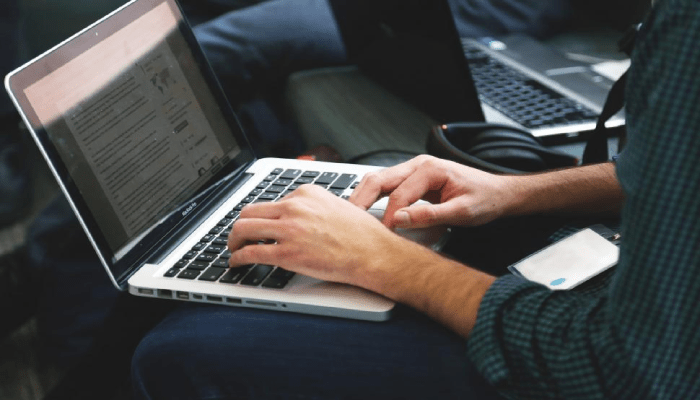 رابط الاستعلام عن موظف وافد في السعودية 2026 عبر وزارة الموارد البشرية 1 laptop work 1