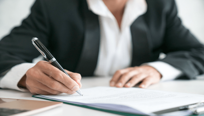 العلاقة بين معادلة الشهادة وتصريح العمل والإقامة في الإمارات