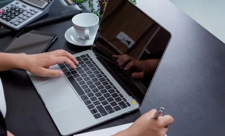 العمل في السعودية أم الاستمرار أونلاين؟.. مقارنة تساعدك على اتخاذ القرار 1 اونلاين