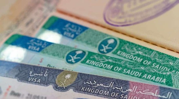 تأشيرة الزيارة أم السياحة أم العمرة.. أيها الأنسب للزوجة المسافرة إلى السعودية؟ 2 تأشيرة 3
